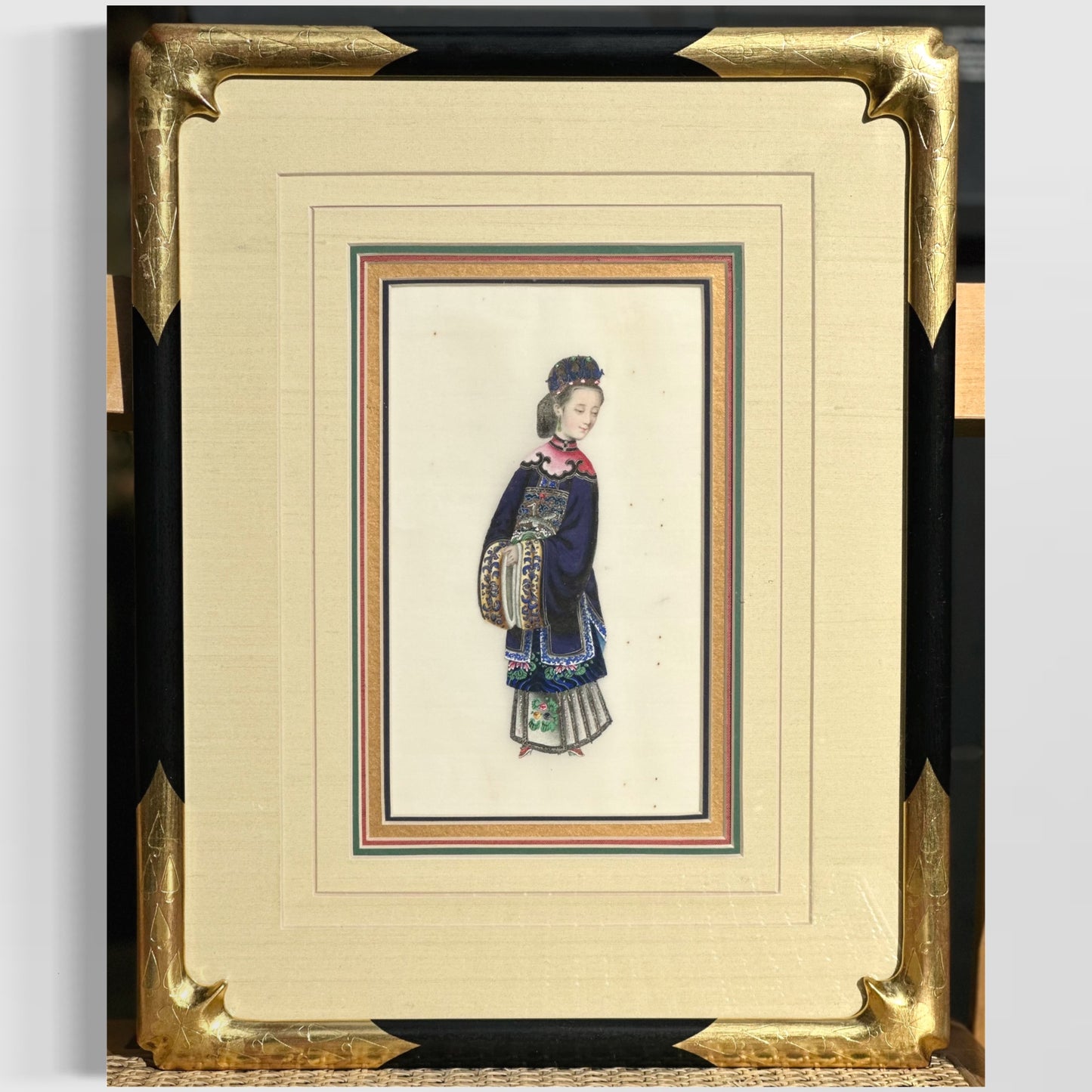 Set collections of eight Chinese 19th century depicting portraits of court men and ladies in rich garments on pith paper.